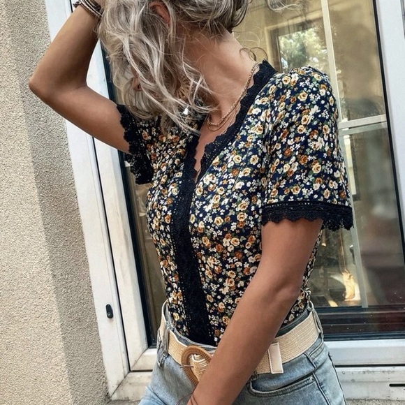 EUC! Size Xl runs slightly small . Lace and floral top - Picture 2 of 5